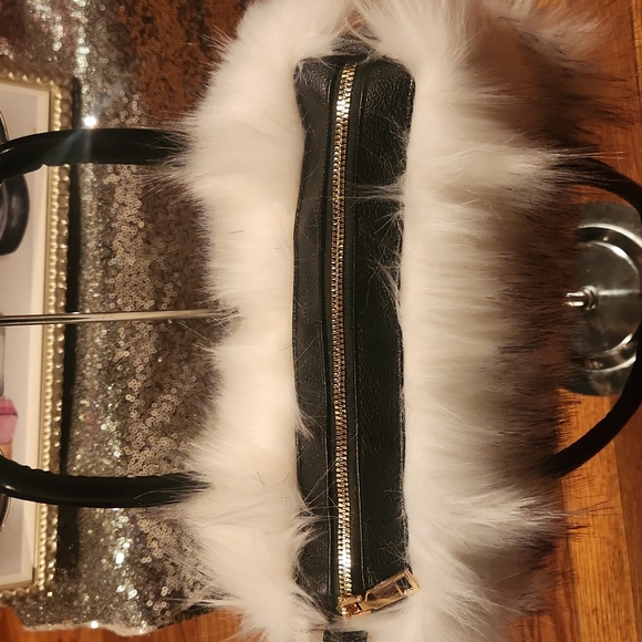 FAUX FUR WHITE AND BLACK SHOULDER BAG W GOLD CHAIN NWOT - Picture 3 of 5